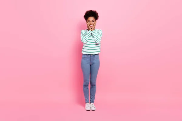 Volledige lichaamsomvang uitzicht van aantrekkelijke vrolijke blij meisje genieten van goed humeur geïsoleerd over roze pastel kleur achtergrond — Stockfoto