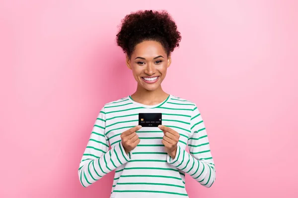 Foto de peinado ondulado optimista millennial lady show card wear striped shirt isolated on pink color background — Foto de Stock