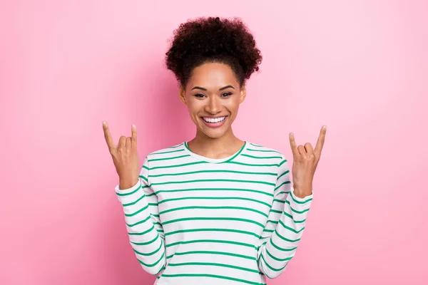 Fotografie funky kudrnatý účes mladá dáma show v-sign nosit pruhované tričko izolované na růžové barevné pozadí — Stock fotografie