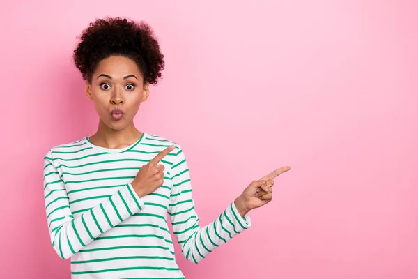 Foto do penteado ondulado impressionado índice senhora milenar espaço vazio desgaste camisa listrada isolado no fundo cor-de-rosa — Fotografia de Stock