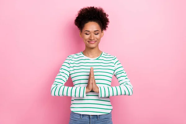 Foto di calma ondulato acconciatura millenaria signora tenere le palme indossare camicia a righe isolato su sfondo di colore rosa — Foto Stock