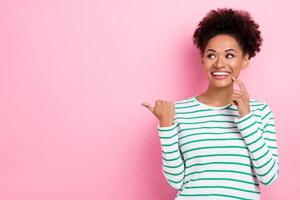 Foto de moño divertido peinado milenial lady index look espacio vacío desgaste camisa blanca aislada sobre fondo de color rosa — Foto de Stock