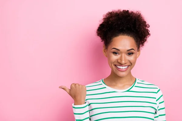 Foto de bastante rizado millennial lady index promo wear camisa blanca aislada sobre fondo de color rosa —  Fotos de Stock