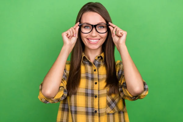 Foto de personas contentas satisfechas manos gafas táctiles mirar cámara aislada sobre fondo de color verde —  Fotos de Stock