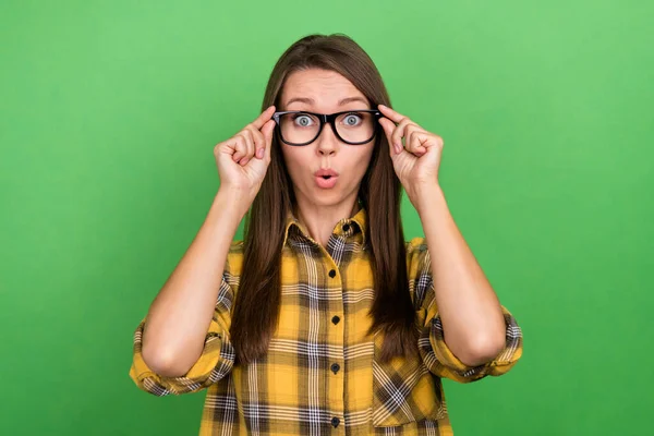 Retrato de los brazos de los jóvenes aturdidos gafas táctiles labios acariciados mirada cámara aislada sobre fondo de color verde — Foto de Stock