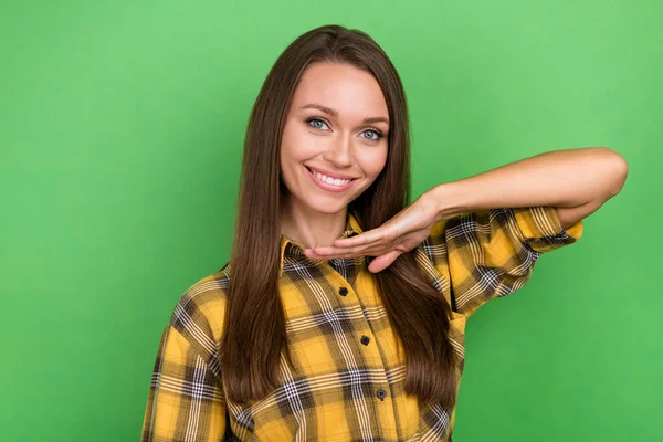 Photo of satisfied candid person arm demonstrate healthy toothy beaming smile isolated on green color background — Zdjęcie stockowe