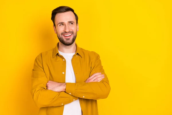 Photo Thoughtful Handsome Young Guy Wear Casual Clothes Arms Crossed — Stock Photo, Image