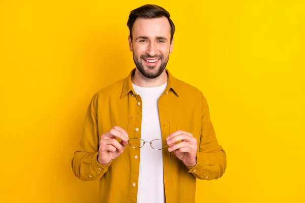 Foto Inteligente Encantador Joven Llevar Ropa Casual Sosteniendo Gafas Sonriendo — Foto de Stock