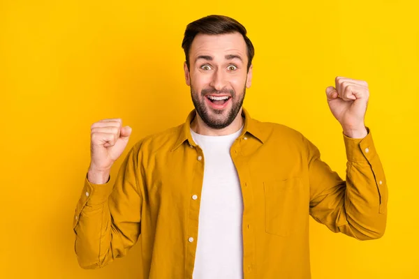 Foto Jovem Animado Homem Feliz Sorriso Positivo Alegrar Punhos Vitória — Fotografia de Stock