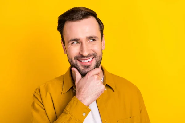 Foto Joven Guapo Hombre Feliz Sonrisa Positiva Mano Toque Barbería — Foto de Stock