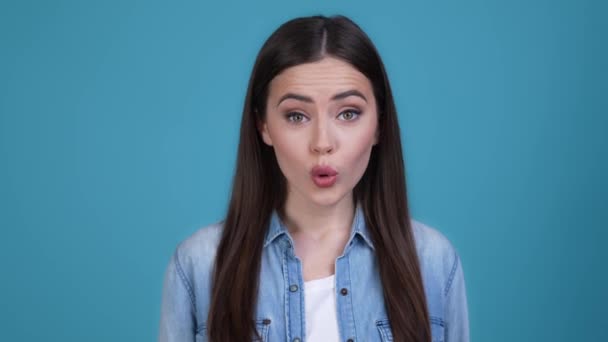 Lady impressed incredible message look isolated blue color background — Vídeo de Stock