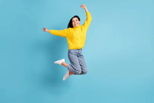 Volledige Lengte Bdoy Grootte Uitzicht Van Aantrekkelijke Vrolijke Zorgeloze Meisje — Stockfoto