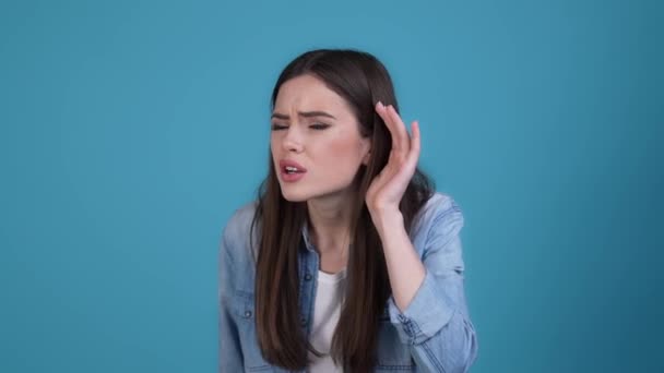 Lady hear novelty cant hear isolated blue color background — Vídeo de Stock