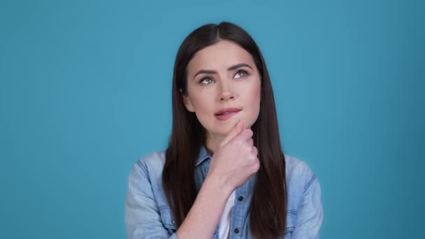 Lady hebben gedachten vraag verbaasd genie geïsoleerde blauwe kleur achtergrond — Stockvideo