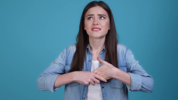 Испуганный леди ожидать хотят скрестим пальцы изолированный синий цвет фона — стоковое видео