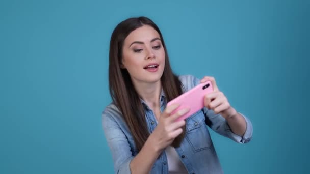 Lady jeu gadget lire aucune alerte wi-fi isolé fond de couleur bleue — Video