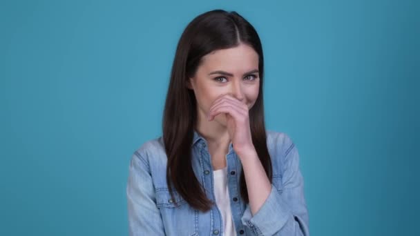 Lady niet wilt dat haar foto verbergen gezicht lachen geïsoleerde blauwe kleur achtergrond — Stockvideo