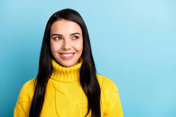 Foto Portret Van Nieuwsgierig Dromerig Meisje Dragen Geel Gebreide Trui — Stockfoto