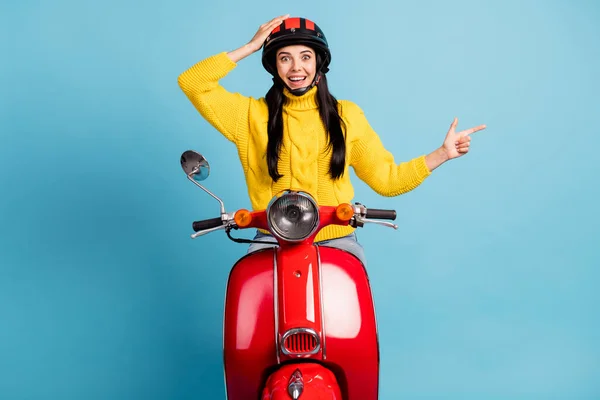 Foto portret van jonge vrouw verbaasd wijzen lege ruimte aanraken helm geïsoleerde heldere blauwe kleur achtergrond — Stockfoto