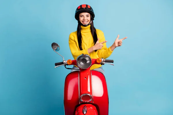 Foto portret van jonge vrouw glimlachend het tonen van handen op lege ruimte reclame geïsoleerde levendige blauwe kleur achtergrond — Stockfoto