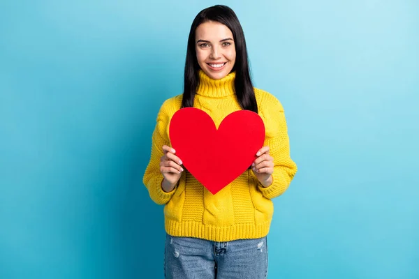 Foto retrato de novia alegre manteniendo tarjeta de corazón rojo en el día de San Valentín aislado sobre fondo de color azul brillante —  Fotos de Stock