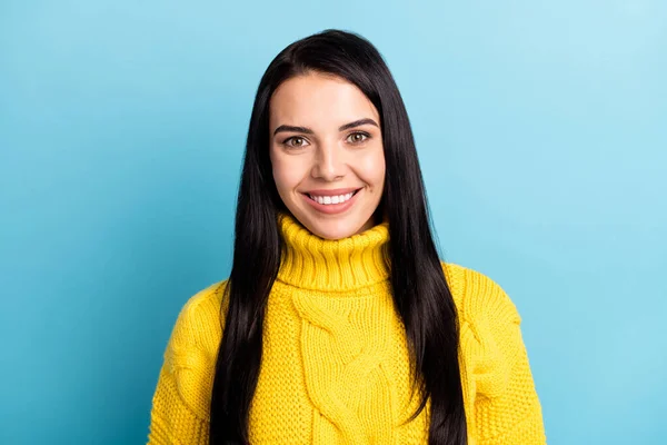 Fénykép portré vidám lány visel sárga kötött pulóver elszigetelt élénk kék színű háttér — Stock Fotó
