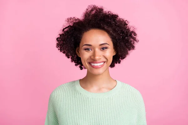Φωτογραφία του νεαρού ευτυχισμένο γοητευτικό αφρο αμερικανική γυναίκα καλή διάθεση απολαύσετε χαμόγελο απομονωμένο σε ροζ φόντο χρώμα — Φωτογραφία Αρχείου