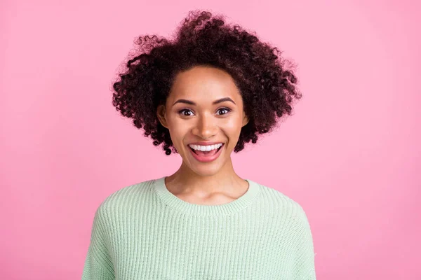 Foto de joven alegre sorprendida afro-americana cara de la reacción de las noticias de la mujer aislada en el fondo de color rosa — Foto de Stock