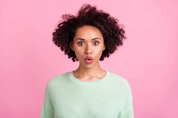 Foto kulit gelap muda ceria terkejut wanita menghadapi reaksi penjualan berita terisolasi pada latar belakang warna merah muda — Stok Foto