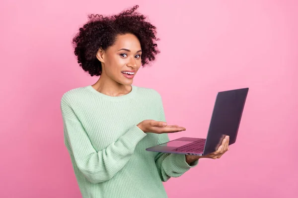 Portret van aantrekkelijke positieve donkere huid persoon arm palm presentatie netbook geïsoleerd op roze kleur achtergrond — Stockfoto