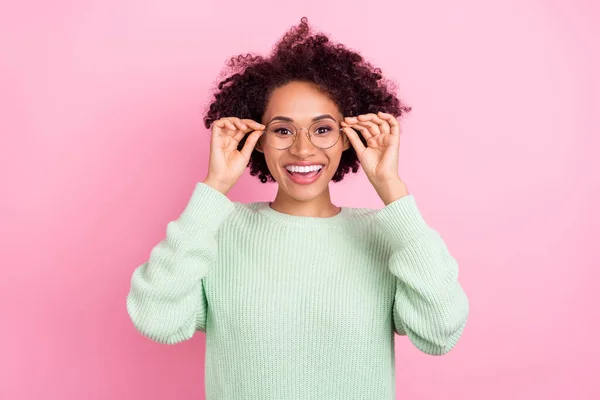 Portré bájos pozitív sötét bőr hölgy kezek érintés szemüveg sugárzó mosoly elszigetelt rózsaszín szín háttér — Stock Fotó