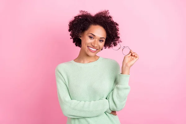 Portré őszinte barátságos sötét bőr hölgy kar fog szemüveg fogas mosoly elszigetelt rózsaszín szín háttér — Stock Fotó