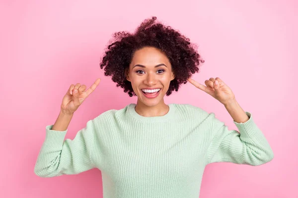 Photo of excited attractive dark skin girl direct fingers wavy hairdo beaming smile isolated on pink color background — Stockfoto