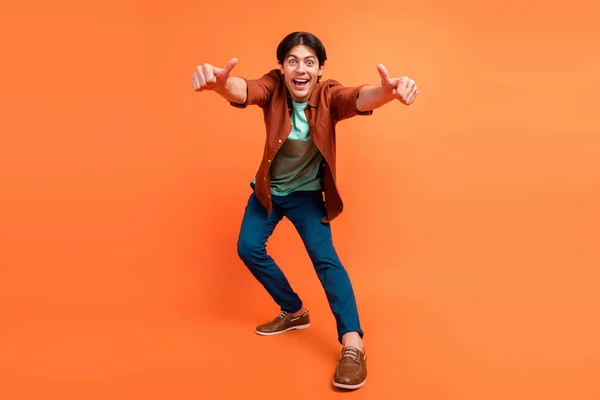 Full size photo of excited smiling cheerful male showing thumb-up you feedback advertise isolated on orange color background — Photo