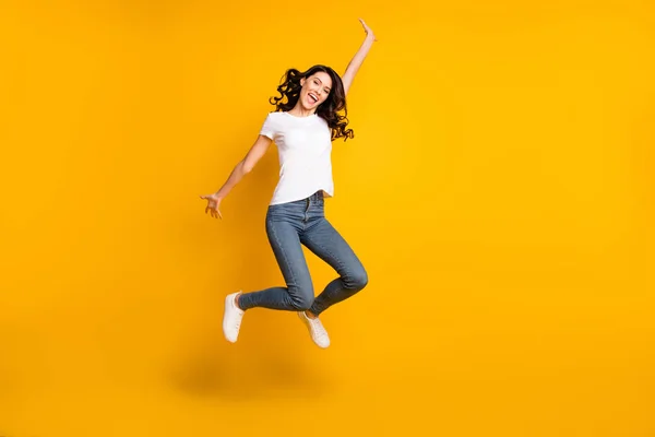 Comprimento total tamanho do corpo vista de menina alegre atraente pulando ter bom dia divertido isolado sobre fundo de cor amarela brilhante — Fotografia de Stock