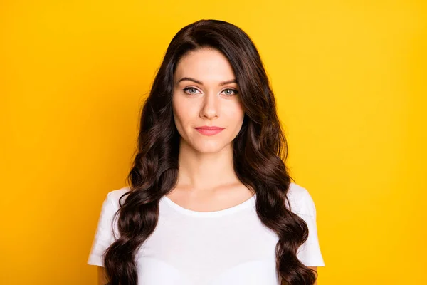 Foto de encantador bonito jovem mulher desgaste branco t-shirt sorrindo isolado cor amarela fundo — Fotografia de Stock