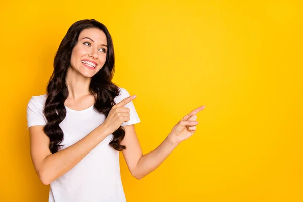 Ritratto di attraente ragazza dai capelli ondulati allegro dimostrando modo nuova soluzione copia spazio isolato su sfondo di colore giallo brillante — Foto Stock