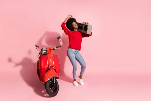 Full size foto van brunette vrij donker huid vrouw dans hold boombox fiets geïsoleerd op roze kleur achtergrond — Stockfoto