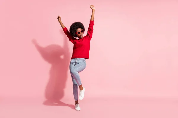 Foto de comprimento total da mulher vencedora afro-americana levantar punhos comemorar isolado no fundo cor-de-rosa — Fotografia de Stock