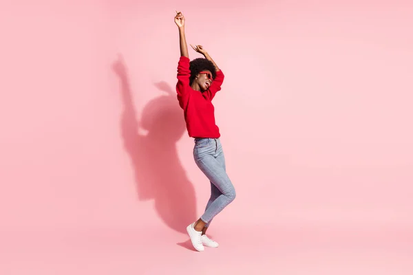 Tamanho do corpo de comprimento total vista de menina sonhadora alegre atraente dançando ter diversão isolada sobre fundo de cor pastel rosa — Fotografia de Stock