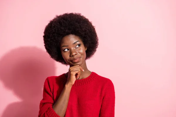 Фото очаровательной серьезной афро-американская молодая женщина взгляд пустой космос мечта держать за руку подбородок изолированы на розовом фоне — стоковое фото