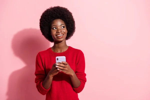 Portret atrakcyjnej wesołej dziewczyny korzystającej z aplikacji urządzenia 5g na czacie kopiowanie miejsca izolowanego nad różowym pastelowym tłem koloru — Zdjęcie stockowe