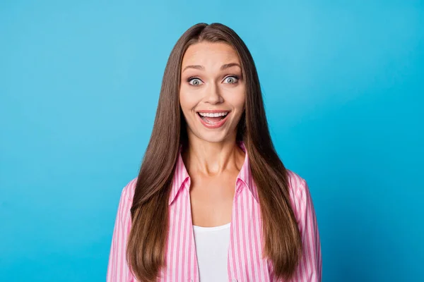 Portrait of impressed brunette lady wear pink shirt isolated on vivid blue color background — Foto Stock