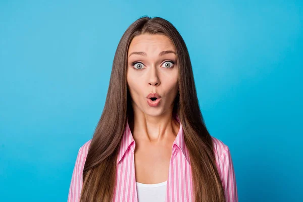 Foto retrato chica sorprendida mirando fijamente boca abierta aislado color azul brillante fondo — Foto de Stock