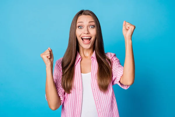 Фотопортрет дівчини здивований жестом, як переможець в смугастій сорочці ізольований яскраво-блакитний кольоровий фон — стокове фото