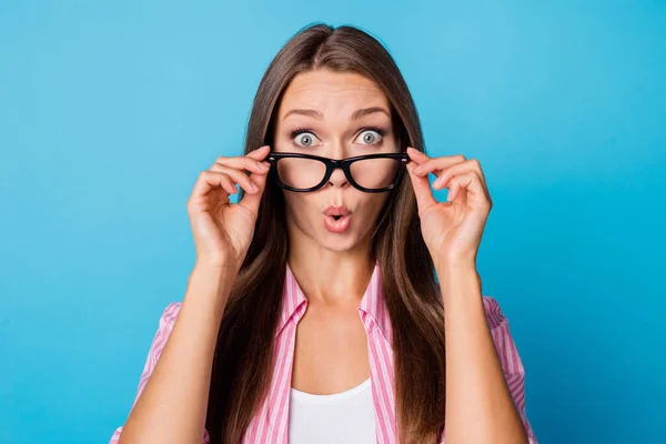 Photo of curious shocked young lady take off eyeglasses open mouth wear pink striped shirt isolated blue background — Stock fotografie