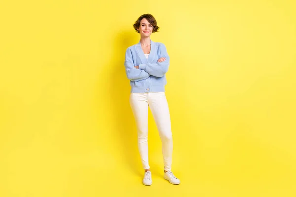 Kendine güveni tam bir kızın fotoğrafı çapraz el ele tutuşmuş mavi hırka giyer izole edilmiş sarı arka plan. — Stok fotoğraf