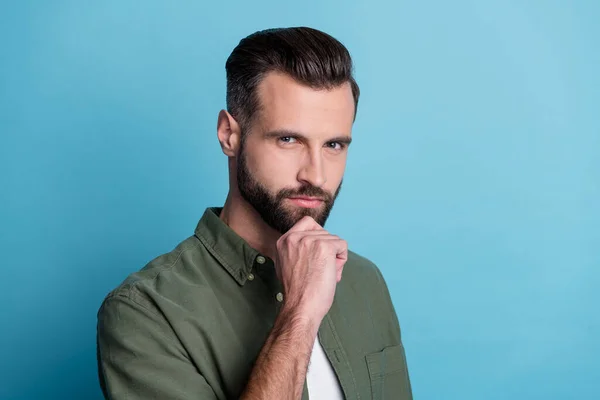 Foto de confianza inteligente guapo chico dedo barbilla pensar usar camisa verde aislado color azul fondo — Foto de Stock