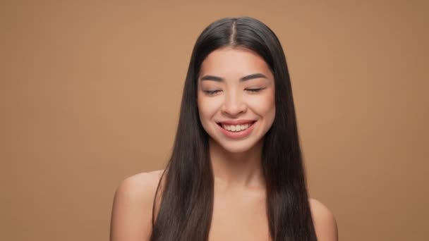 Señora sonriendo disfrutar de la cirugía plástica aislado pastel color fondo — Vídeos de Stock