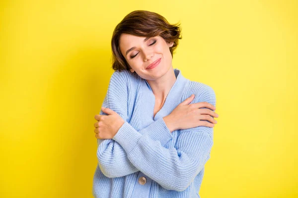 Foto av ung flicka glad positiv leende njuta av krama sig komfort mysig isolerad över gul färg bakgrund — Stockfoto